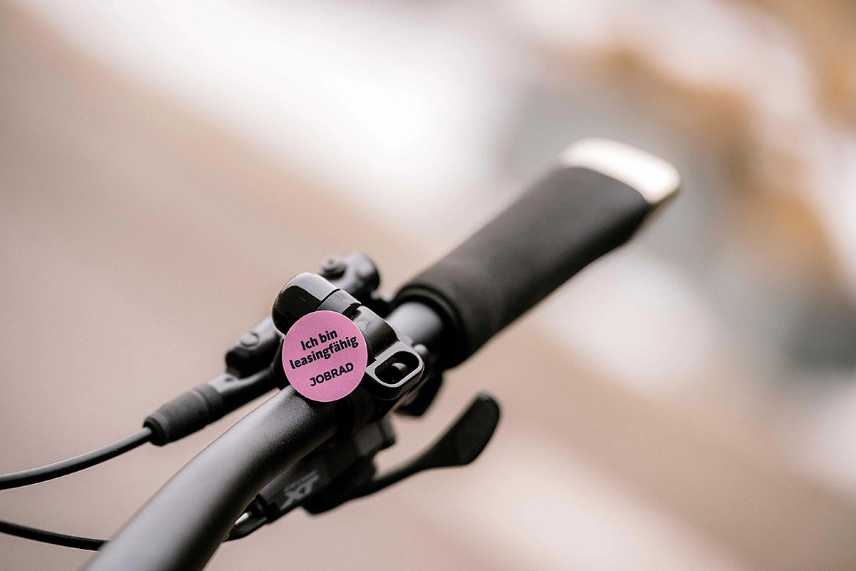 Closeup auf Fahrradlenker mit Leasingfähig Sticker am Griff